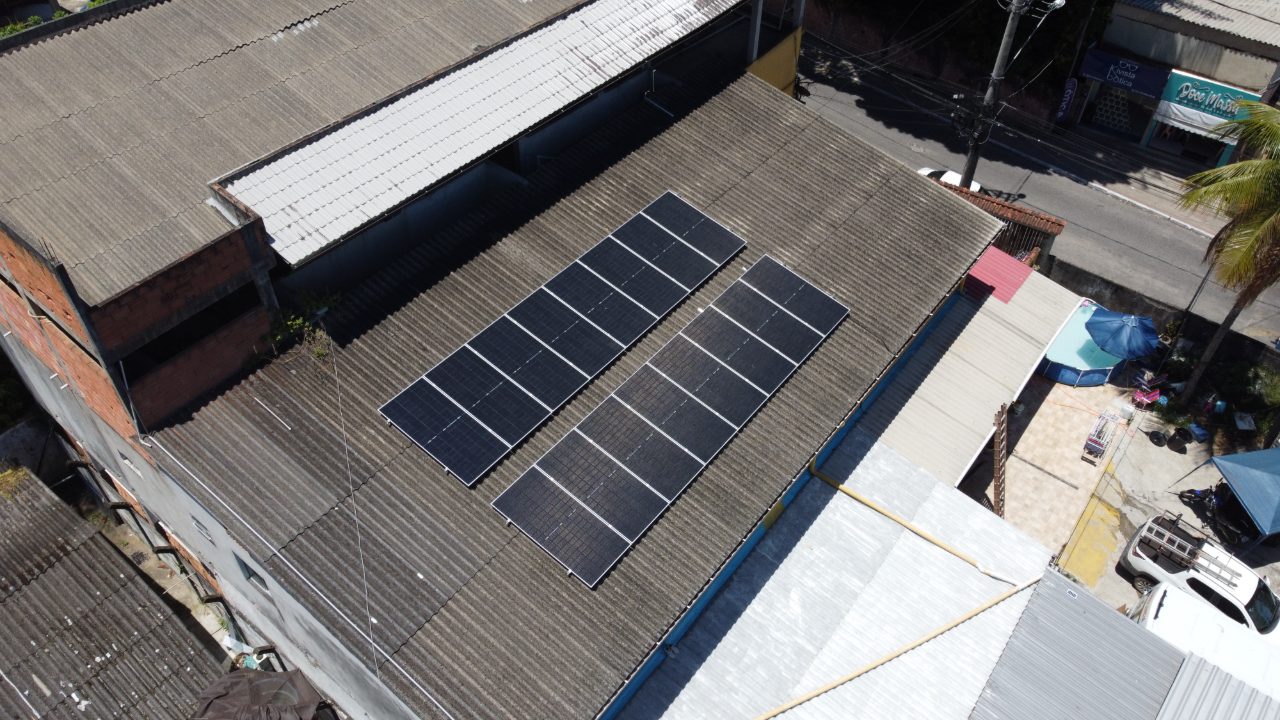 Sistema de energia solar de 9,8 kWp instalado em Jacareí
