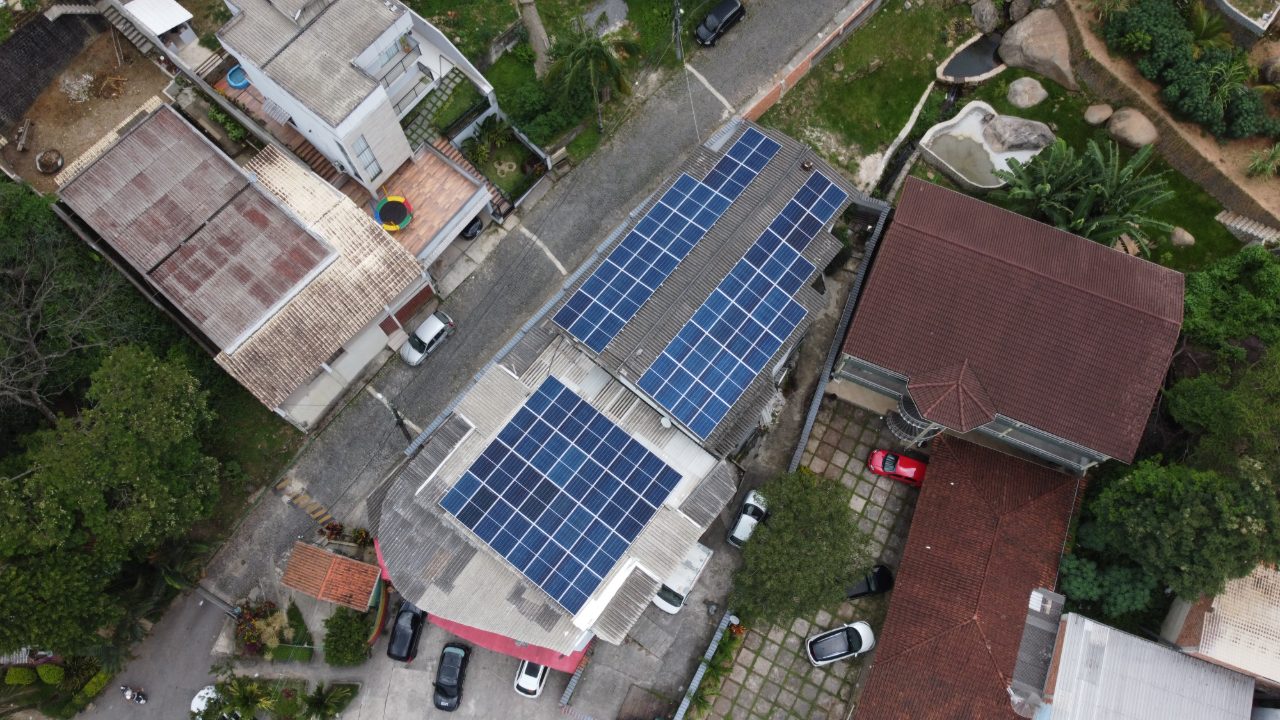 Equipe EON e sistema solar instalado em Mangaratiba