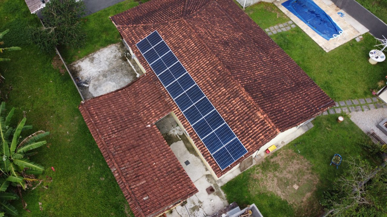 Sistema de energia solar de 4,6 kWp instalado em Mangaratiba