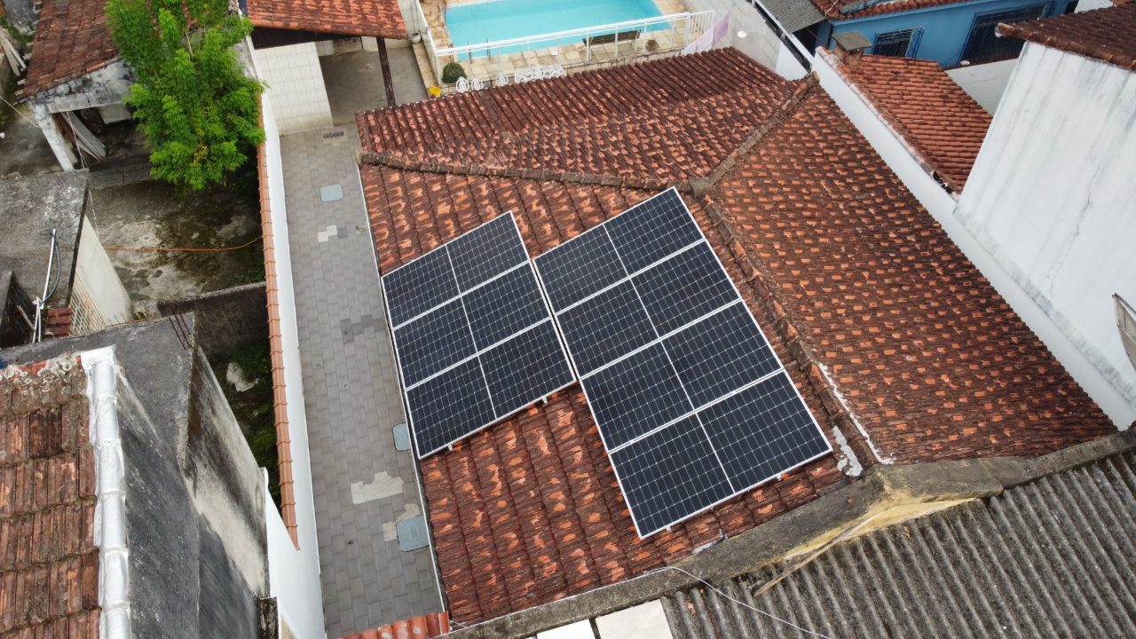 Sistema de energia solar de 3,85 kWp instalado em Muriqui