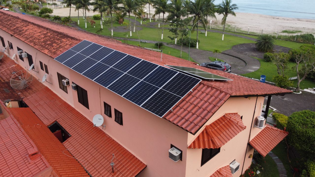 Sistema de energia solar de 5,5 kWp instalado em Muriqui
