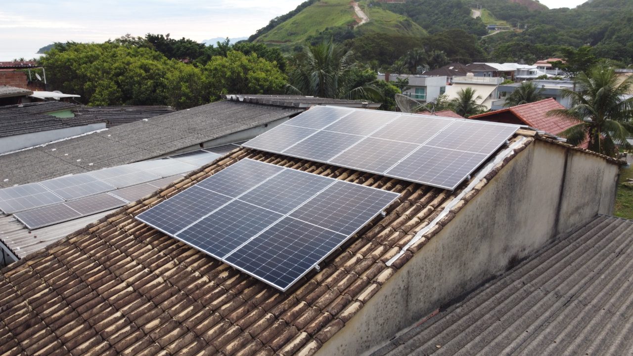 Sistema de energia solar de 5,98 kWp instalado em Muriqui