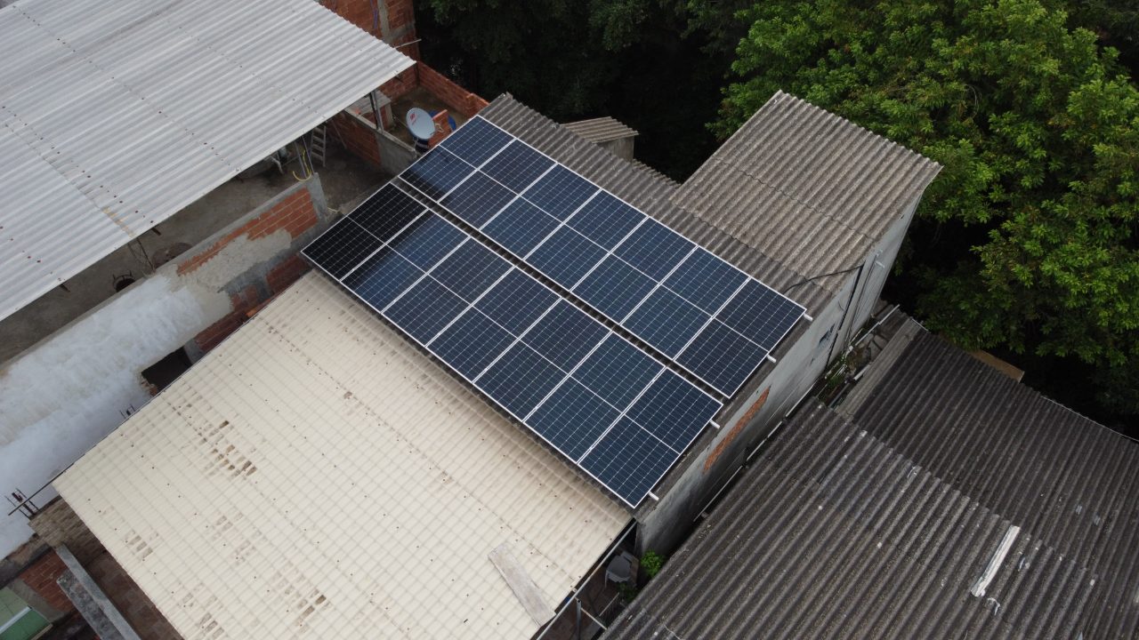 Sistema de energia solar de 7,7 kWp instalado em Muriqui